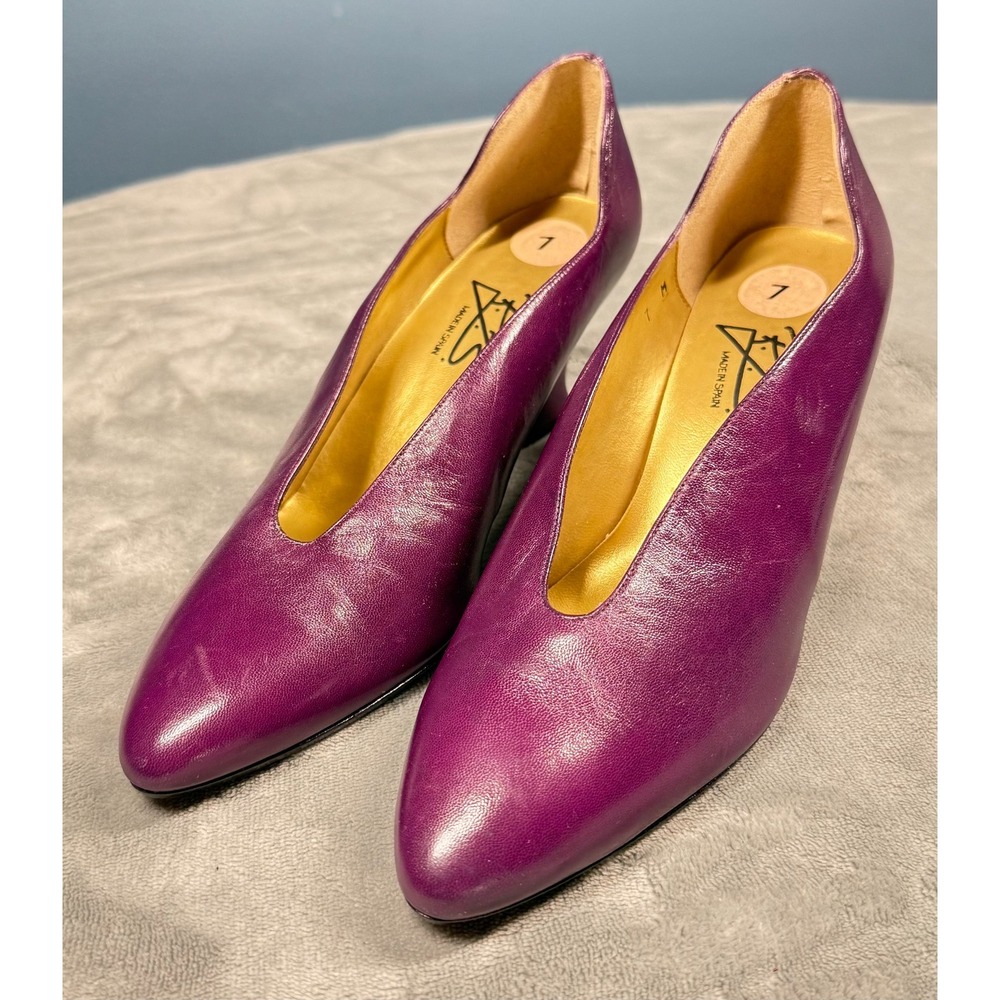 Vintage RS Spain Pumps Womens 7 Purple Leather V Topline Kitten Heel